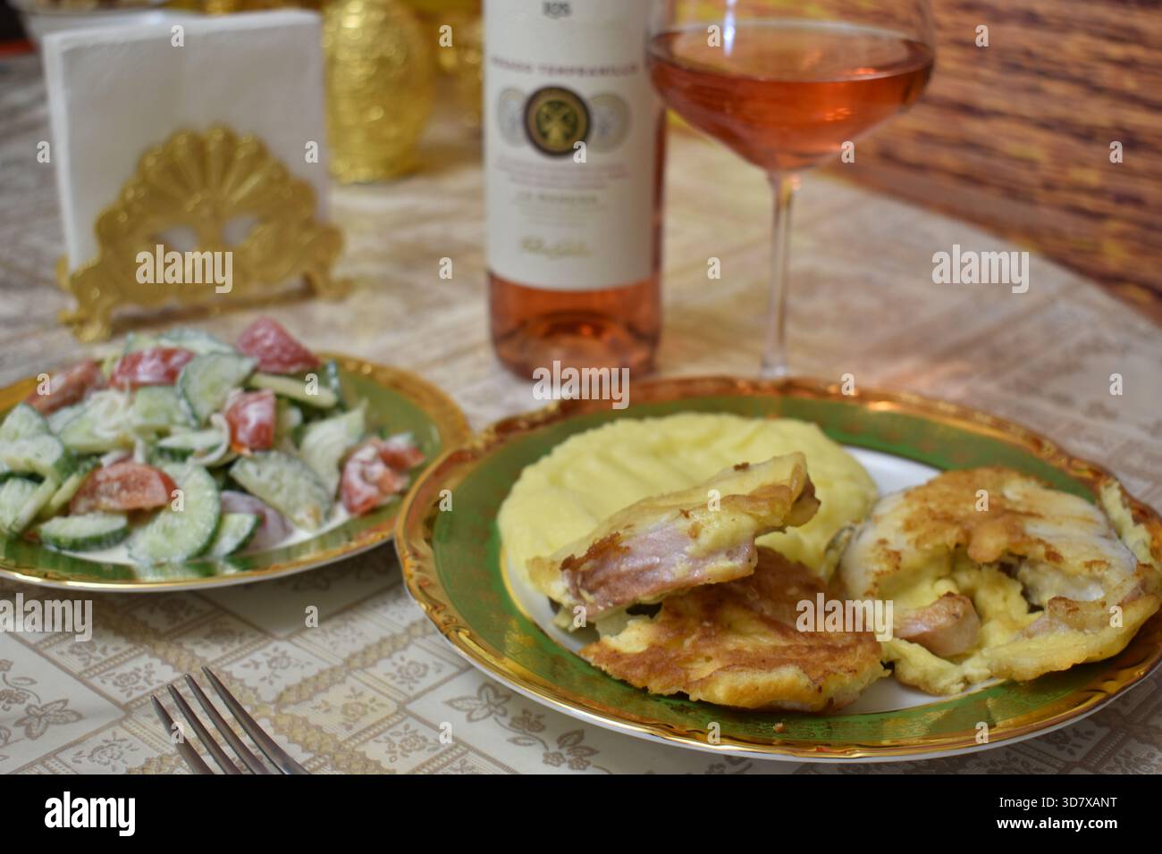 Piatto di pesce di gamberi con vino rosato Foto Stock