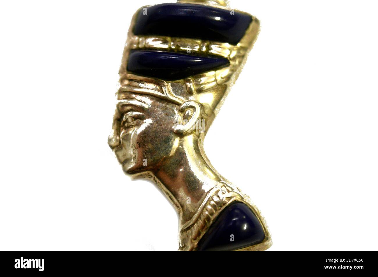 Un ciondolo d'argento con un busto della regina Nefertiti, moglie del faraone Akhenaton, durante la XVIII dinastia, il suo nome significa (quello bello Foto Stock