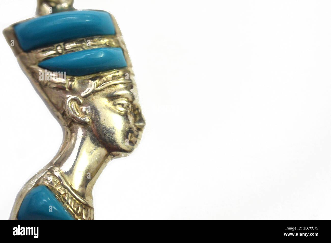 Un ciondolo d'argento con un busto della regina Nefertiti, moglie del faraone Akhenaton, durante la XVIII dinastia, il suo nome significa (quello bello Foto Stock