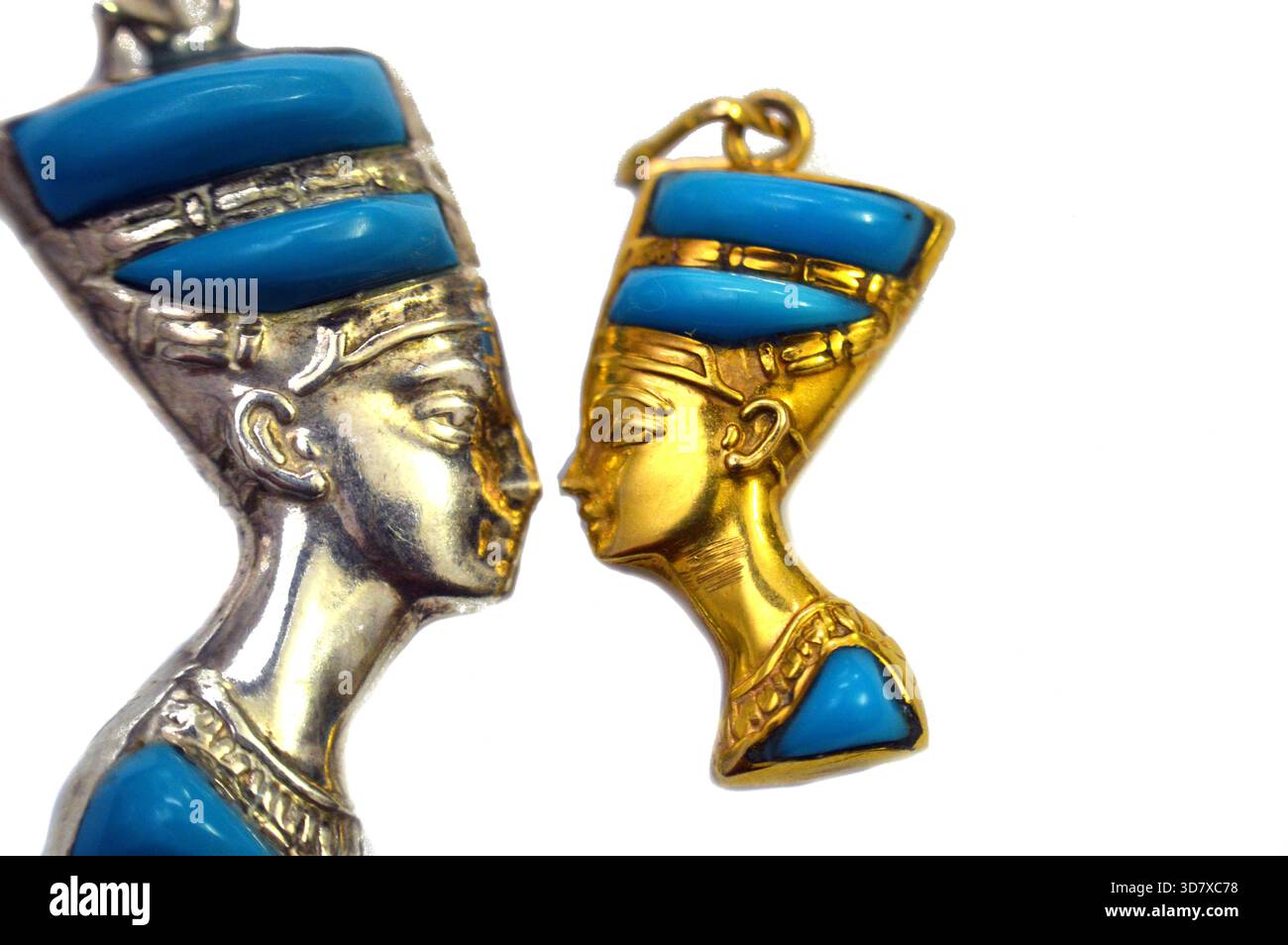 Ciondoli d'oro e d'argento raffiguranti il busto della regina Nefertiti, moglie del faraone Akhenaton, durante la XVIII dinastia, il suo nome significa (il Beautifu Foto Stock