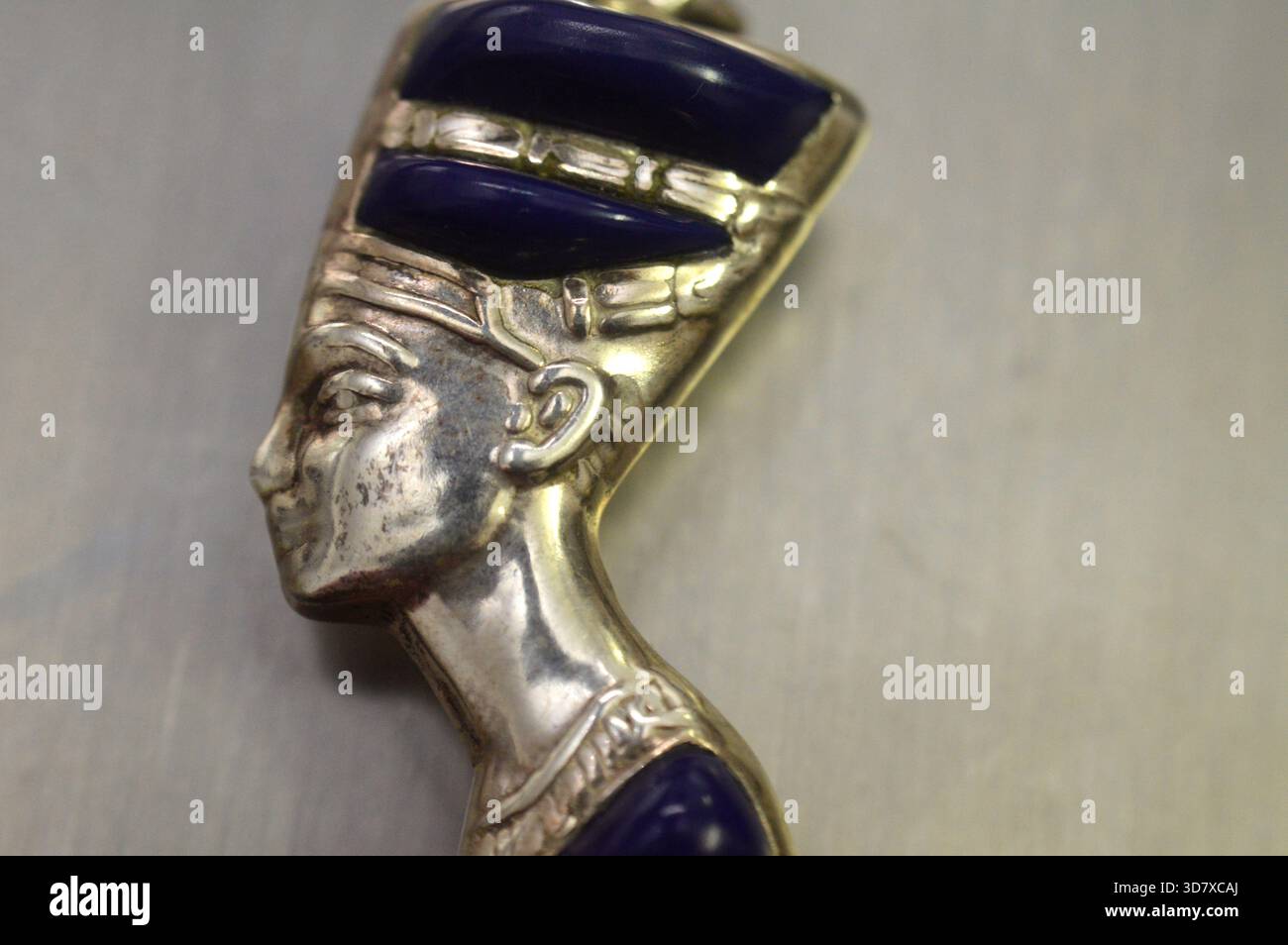 Un ciondolo d'argento con un busto della regina Nefertiti, moglie del faraone Akhenaton, durante la XVIII dinastia, il suo nome significa (quello bello Foto Stock