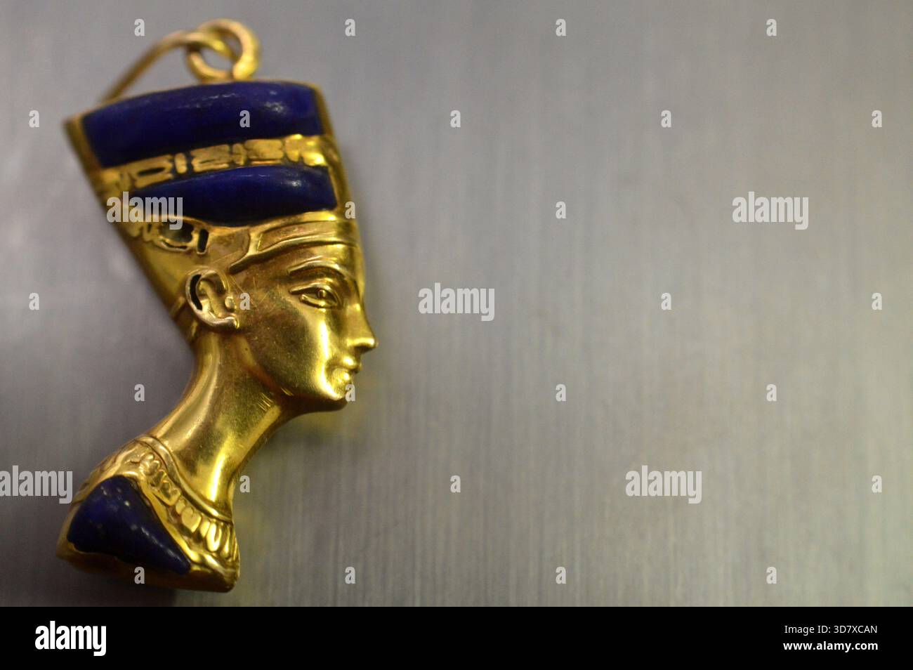 Busto d'oro sul lato destro della regina Nefertiti, moglie del faraone Akhenaton, durante la XVIII dinastia, il suo nome significa (la bella è arrivata), vai Foto Stock