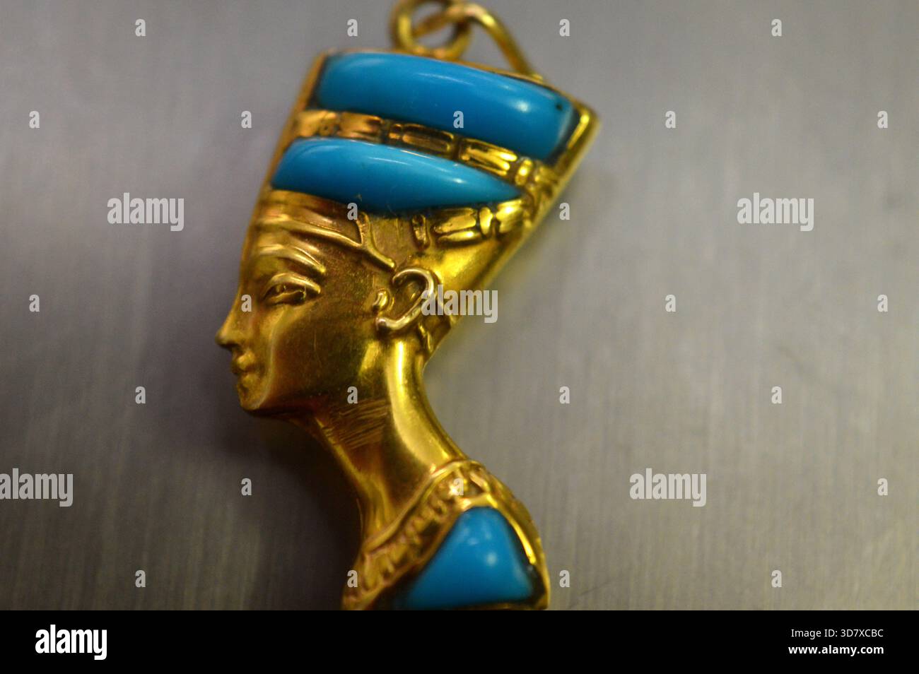 Busto d'oro sul lato sinistro della regina Nefertiti, moglie del faraone Akhenaton, durante la XVIII dinastia, il suo nome significa (la bella è arrivata), Gol Foto Stock