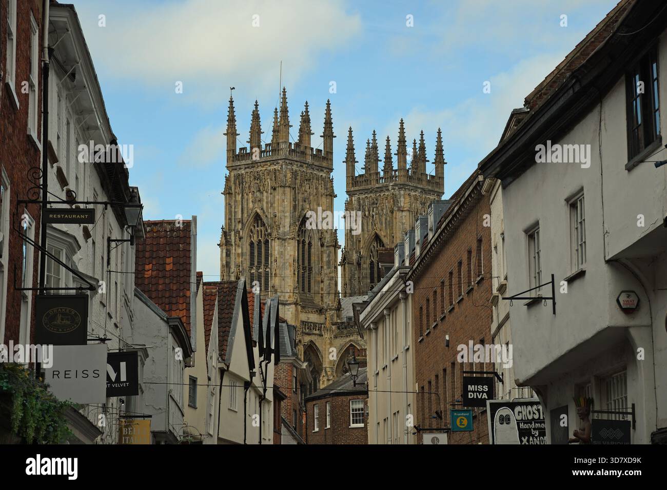 York Minster Towers from the Low Petergate, York, Yorkshire, Inghilterra, Regno Unito Foto Stock
