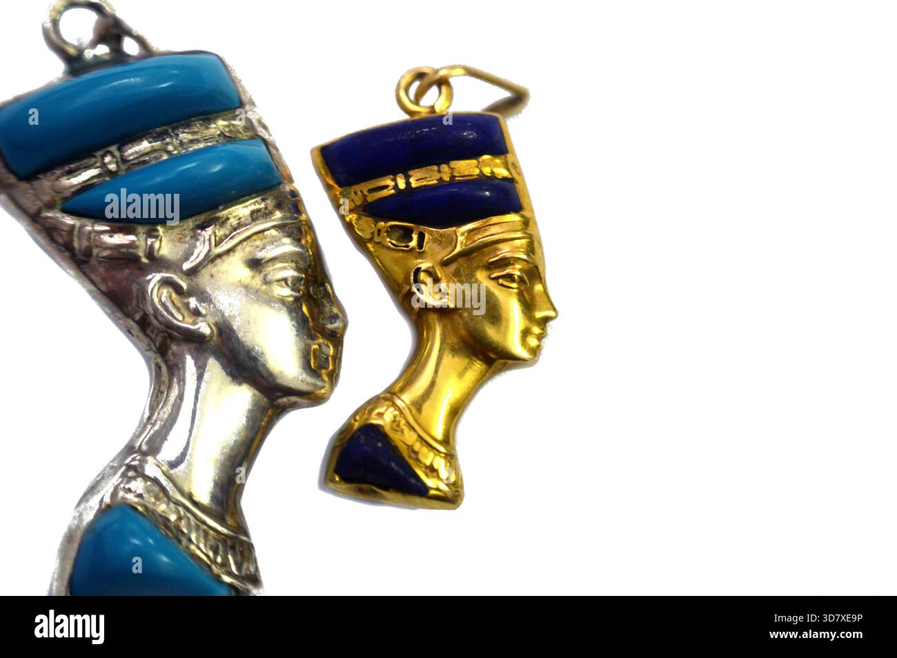 Ciondoli d'oro e d'argento raffiguranti il busto della regina Nefertiti, moglie del faraone Akhenaton, durante la XVIII dinastia, il suo nome significa (il Beautifu Foto Stock