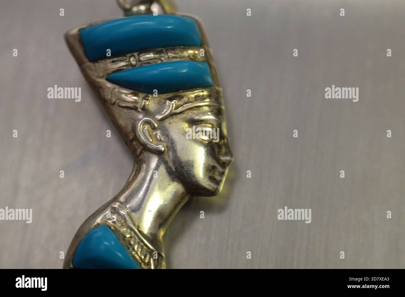 Un ciondolo d'argento con un busto della regina Nefertiti, moglie del faraone Akhenaton, durante la XVIII dinastia, il suo nome significa (quello bello Foto Stock