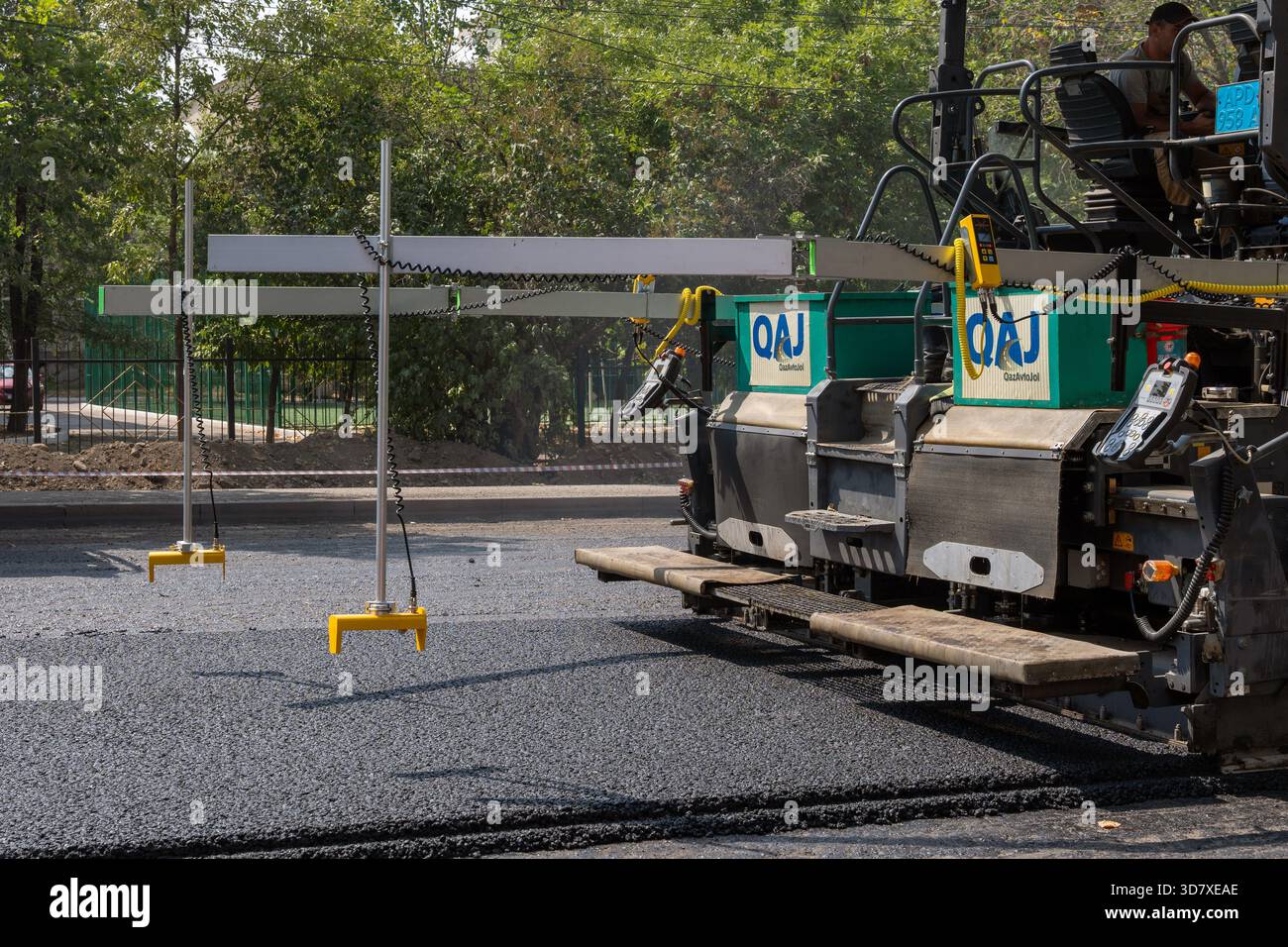 Almaty, Kazakistan - 17 luglio 2025: Asfaltatrice su una nuova strada in costruzione. Attrezzature specializzate Foto Stock