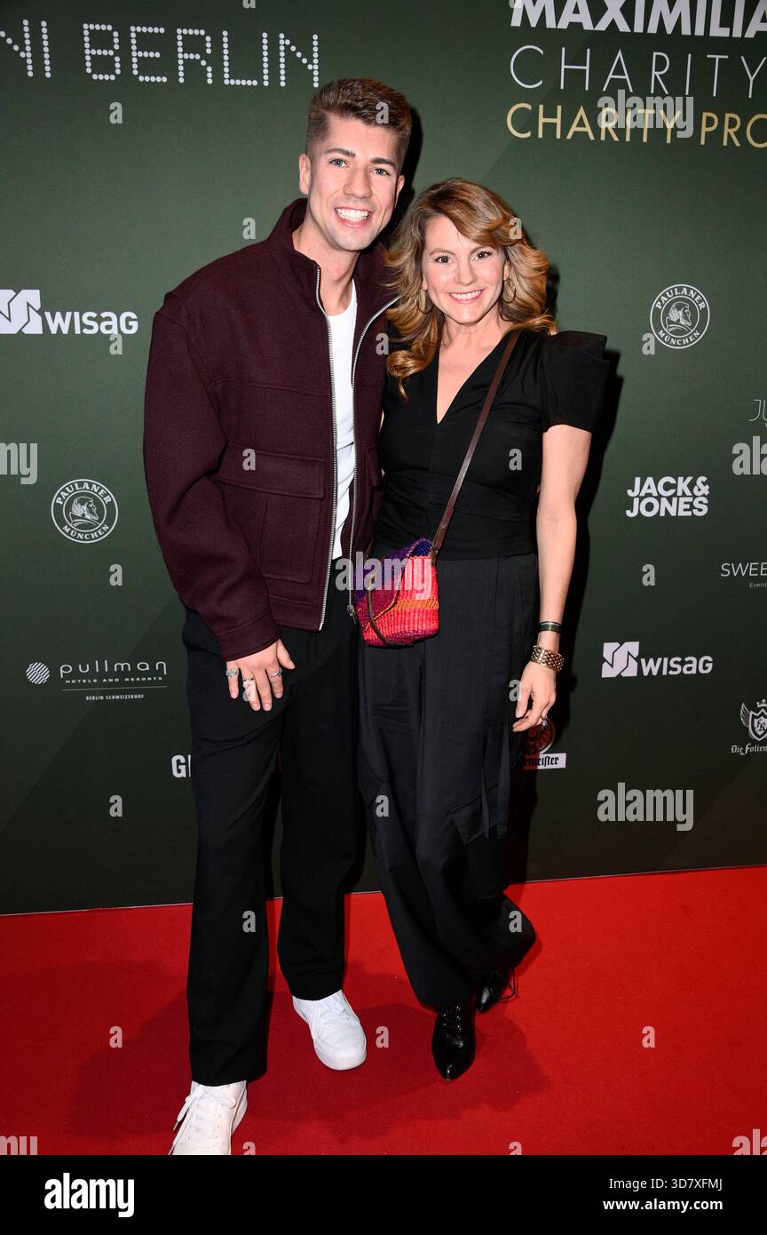 Maximilian Seitz und Luise Bähr bei der 5. Promi Pack 2025 Aktion von Maximilian Seitz im Bikini Berlin. Berlino, 26.11.2025 *** Maximilian Seitz e Luise Bähr alla campagna 5 Promi Pack 2025 di Maximilian Seitz a Bikini Berlin, 26 11 2025 foto:Xn.xKubelkax/xFuturexImagex promi_pack_5131 Foto Stock