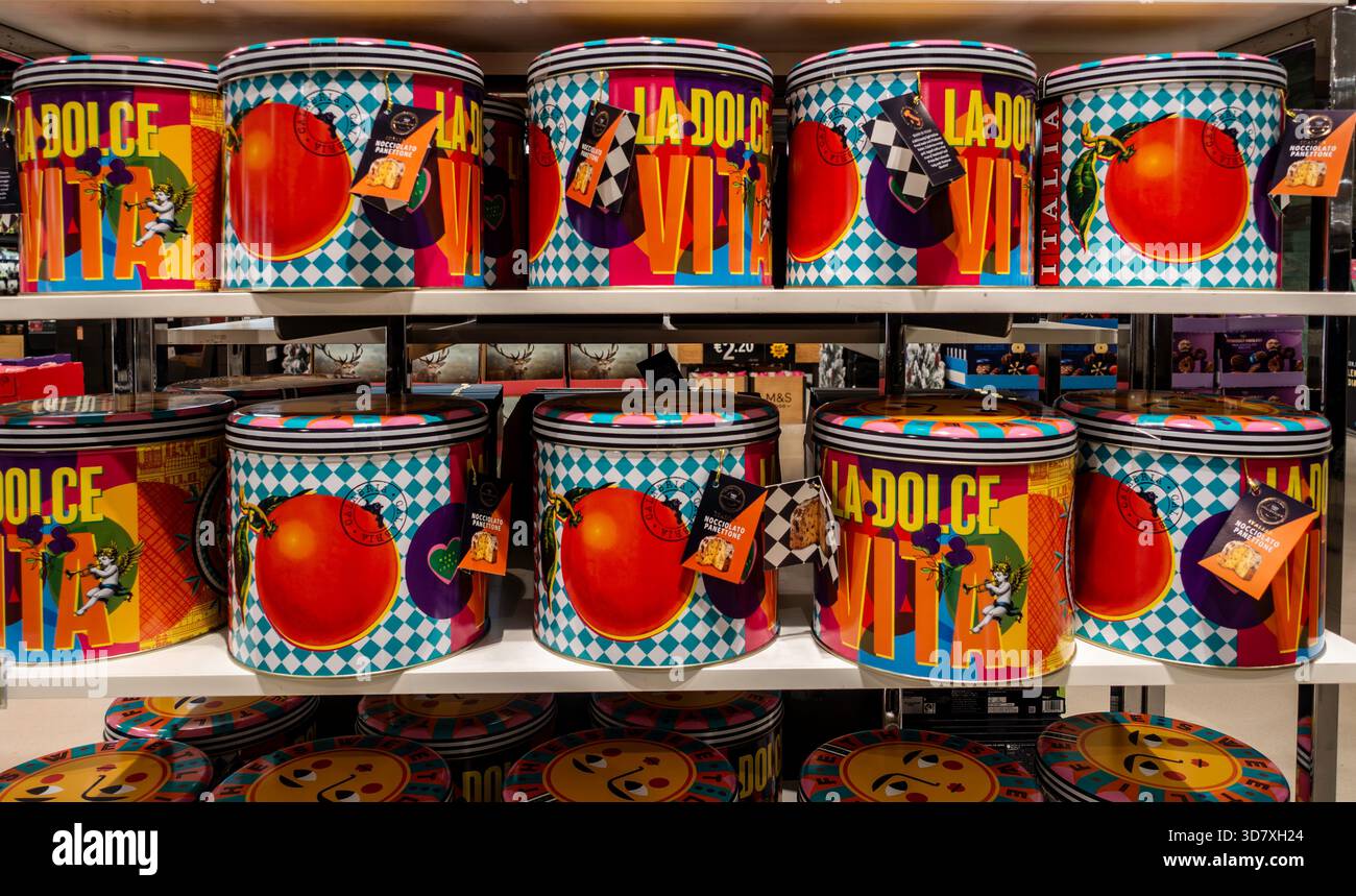 Un espositore impilato di grandi e colorate scatole M&S (Marks & Spencer) "la Dolce vita" contenenti panettone o altro Chris in stile italiano Foto Stock