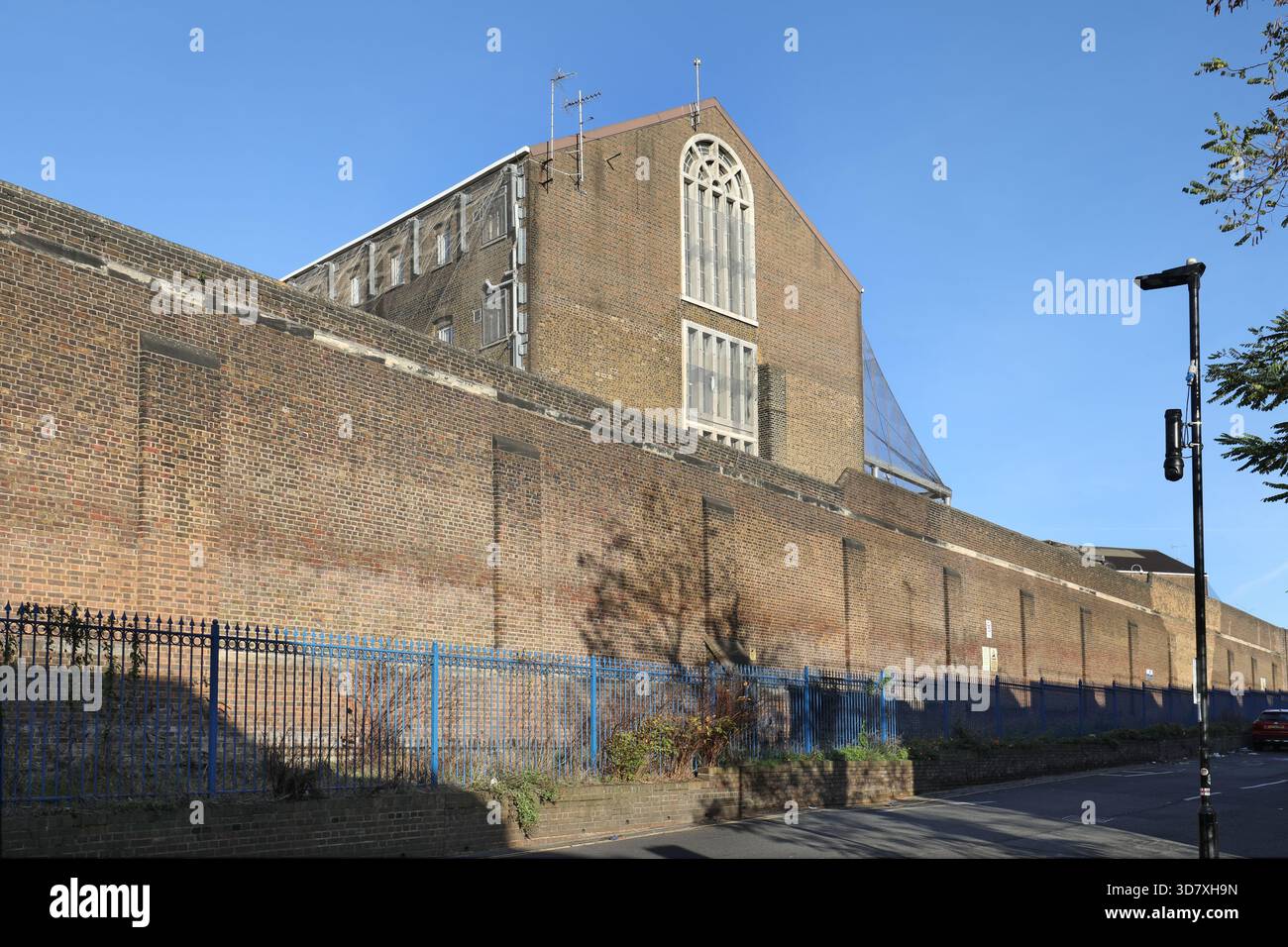 HMP Pentonville, Londra vista da Wheelwright Street. Mostra il muro perimetrale e l'ala sud degli alloggi con rete anti-droni. Foto Stock