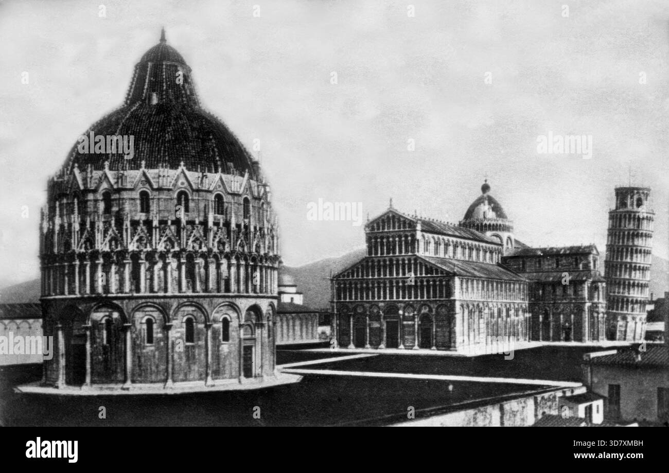 Il Battistero di San Giovanni (Pisa Baptistery of San Giovanni) è un edificio ecclesiastico cattolico a Pisa, in Italia. La costruzione iniziò nel 1152 per sostituire un vecchio battistero, e quando fu completato nel 1363, divenne il secondo edificio, in ordine cronologico, in Piazza dei Miracoli, vicino al Duomo di Pisa e al campanile autonomo della cattedrale, la famosa Torre Pendente di Pisa. Il battistero è stato progettato da &lt; nome non trovato! &gt;, la cui firma può essere letta su due pilastri all'interno dell'edificio, con la data 1153. Foto Stock