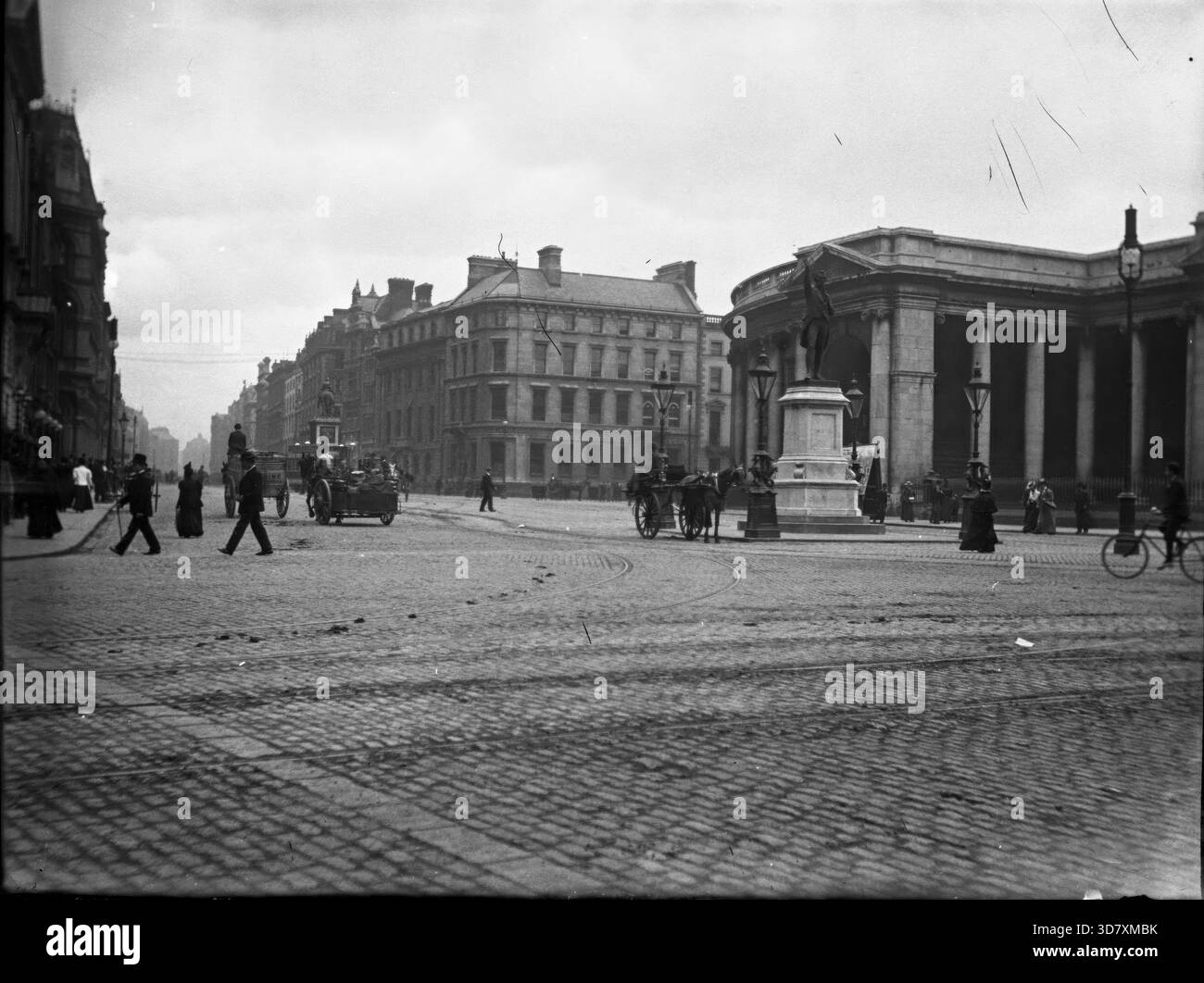 Scena di Dame Street, Dublino, Irlanda c1895; con statua di Henry Grattan e statua di Guglielmo III sullo sfondo. Henry Grattan fu un membro della camera dei comuni irlandese e un attivista per la libertà legislativa del Parlamento irlandese alla fine del XVIII secolo. Fu il leader del Parlamento irlandese indipendente del 1783-1800 e si oppose all'atto di Unione del 1800 che unì Irlanda e Gran Bretagna. Foto Stock