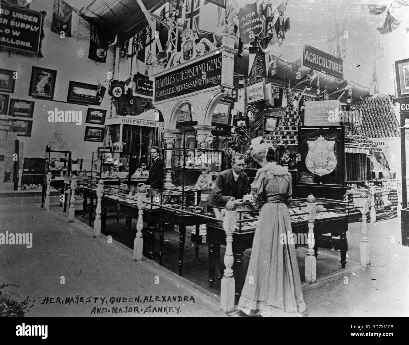 Regina Alexandra e maggiore J. R. Sankey alla Franco-British Exhibition, Londra, 1908. La regina Alexandra (moglie di re Edoardo VII) ammirando la mostra di gemme del Queensland nell'Australia Pavilion alla Franco-British Exhibition. Foto Stock