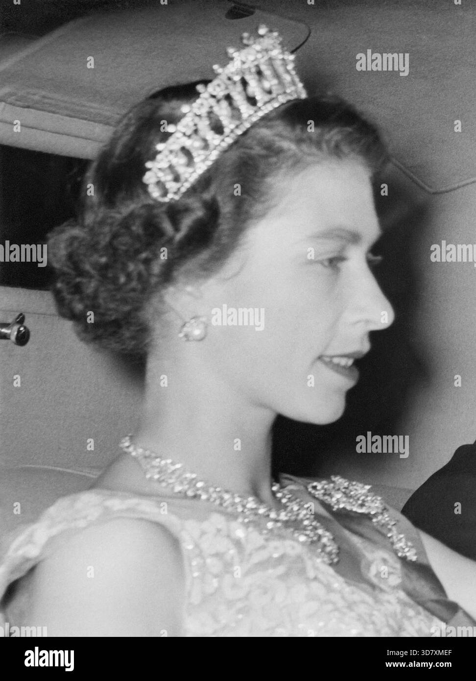 Prima visita reale della Regina Elisabetta e del Principe Filippo a Brisbane, Queensland, Australia, 1954. Informazioni aggiuntive: Jack Bain scattò la prima immagine della regina Elisabetta e del principe Filippo a Queen Street, Brisbane, Queensland nel marzo 1954. La Queen ha appena superato l'incrocio di Creek Street, dirigendosi verso Wharf Street. L'edificio sullo sfondo a destra è l'ex English, Scottish &amp; Australian Bank, che è stato sostituito dalla moderna torre di uffici 307 Queen Street. Di fronte alla Commercial Bank of Sydney Ltd Foto Stock