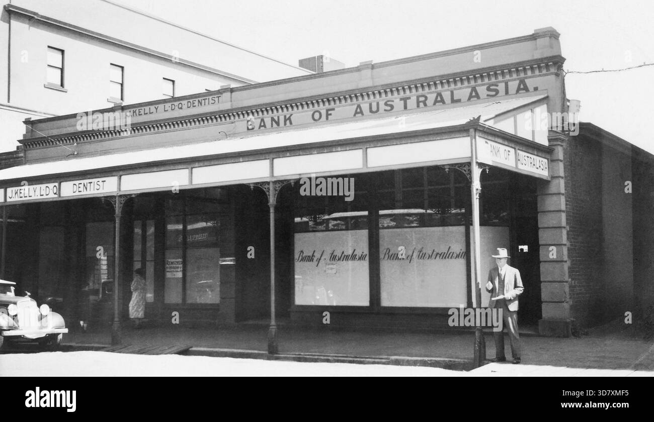 Bank of Australasia, Maryborough, Queensland, 1923. Informazioni aggiuntive: Jack Bain ha lavorato per la Bank of Australasia e poi per la ANZ Bank dal 1951. Ha lavorato in molti rami nel corso della sua carriera, dagli anni '1920 al suo ritiro nel 1966. Maryborough si trova sul fiume Mary nel Queensland, Australia, a circa 255 chilometri (160 miglia) a nord della capitale dello stato, Brisbane. La città è servita dalla Bruce Highway. È strettamente legata alla sua vicina città di Hervey Bay, che si trova a circa 30 chilometri (20 miglia) a nord-est. Insieme formano parte dell'area conosciuta come Fraser Coast. Foto Stock