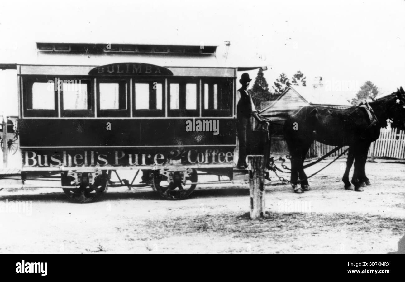 Tram trainato da cavalli a Brisbane con pubblicità per Bushell's Pure 2/- Coffee. Il tram è il tram Bulimba, trainato da una squadra di due cavalli, c1890. Foto Stock