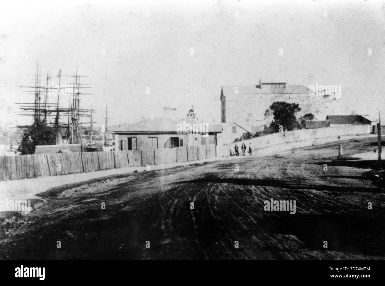 Prima dogana sul fiume Brisbane, c1873. Ulteriori informazioni: La prima dogana di Brisbane è stata costruita nel 1850 al costo di £1000. È stato utilizzato fino al 1888, quando è stato demolito per far posto a un edificio più grande. Sulla destra c'è il magazzino di R. Newton, costruito nel 1864. Poco dopo che il distretto di Moreton Bay fu ufficialmente aperto al libero insediamento nel 1842, iniziò lo sviluppo di strutture per il commercio marittimo. Nel 1846 Brisbane fu dichiarato porto di entrata e sdoganamento e fu istituita una filiale del Dipartimento delle dogane. Foto Stock