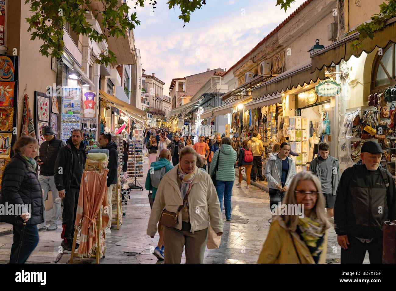Plaka Athens Street; gente che fa shopping nelle strade della zona di Plaka, popolare tra i turisti, Atene Grecia Europa Foto Stock