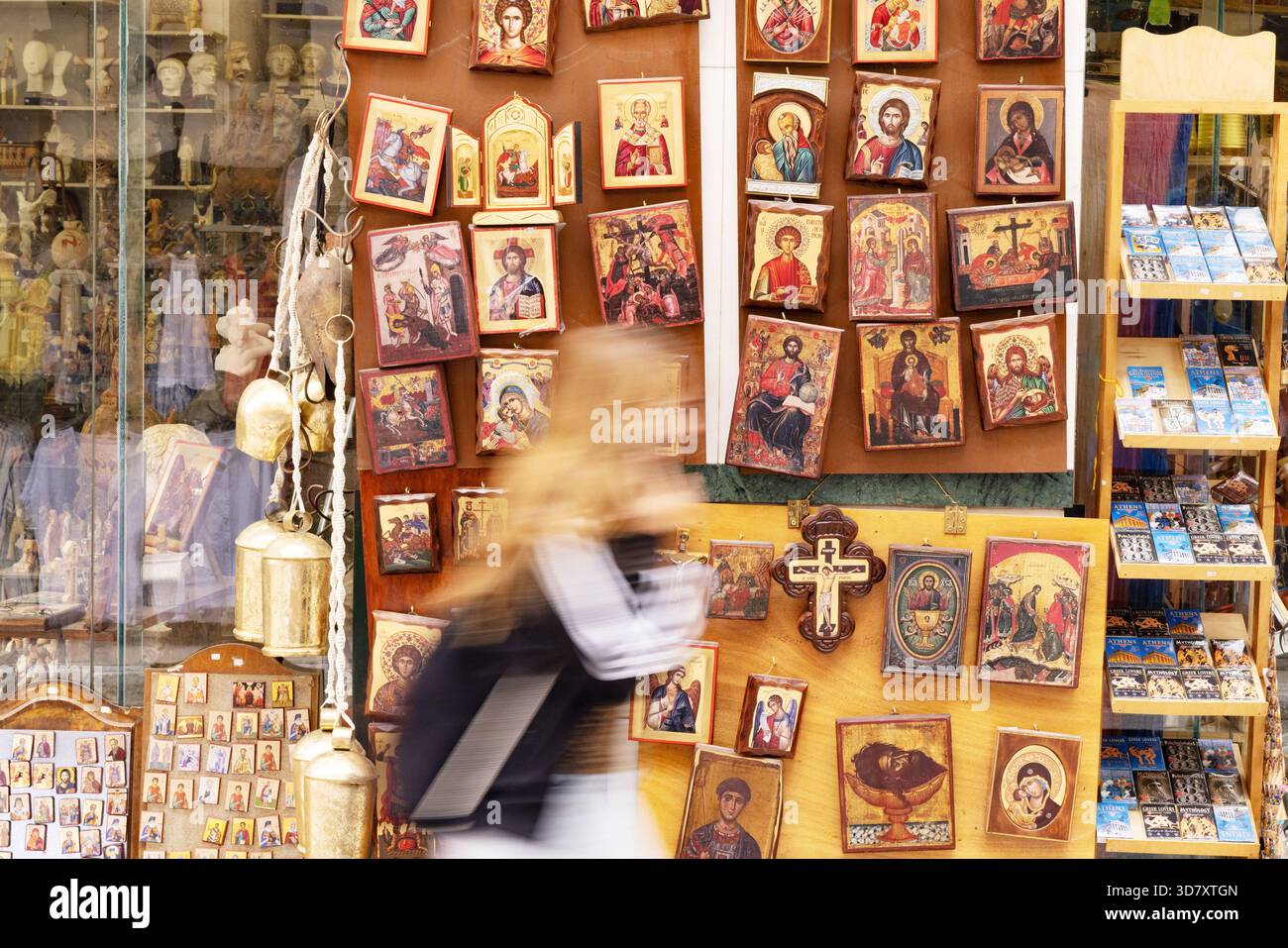 Plaka Athens Street; gente che fa shopping nelle strade della zona di Plaka, popolare trappola turistica, Atene Grecia Europa. Turismo greco. Foto Stock