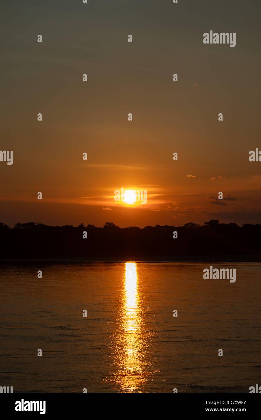 Riflessioni Golden Sunset sul fiume tropicale Foto Stock