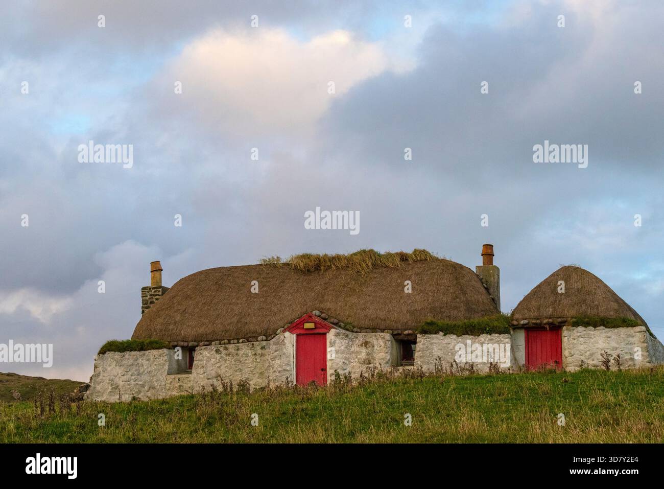 Casa con tetto in paglia sull'Isola di Tiree, Ebridi meridionali, Scozia Foto Stock