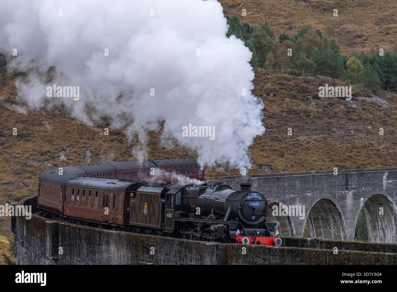 Il treno giacobita attraversa il viadotto ad ovest di Fort Williams, in Scozia Foto Stock