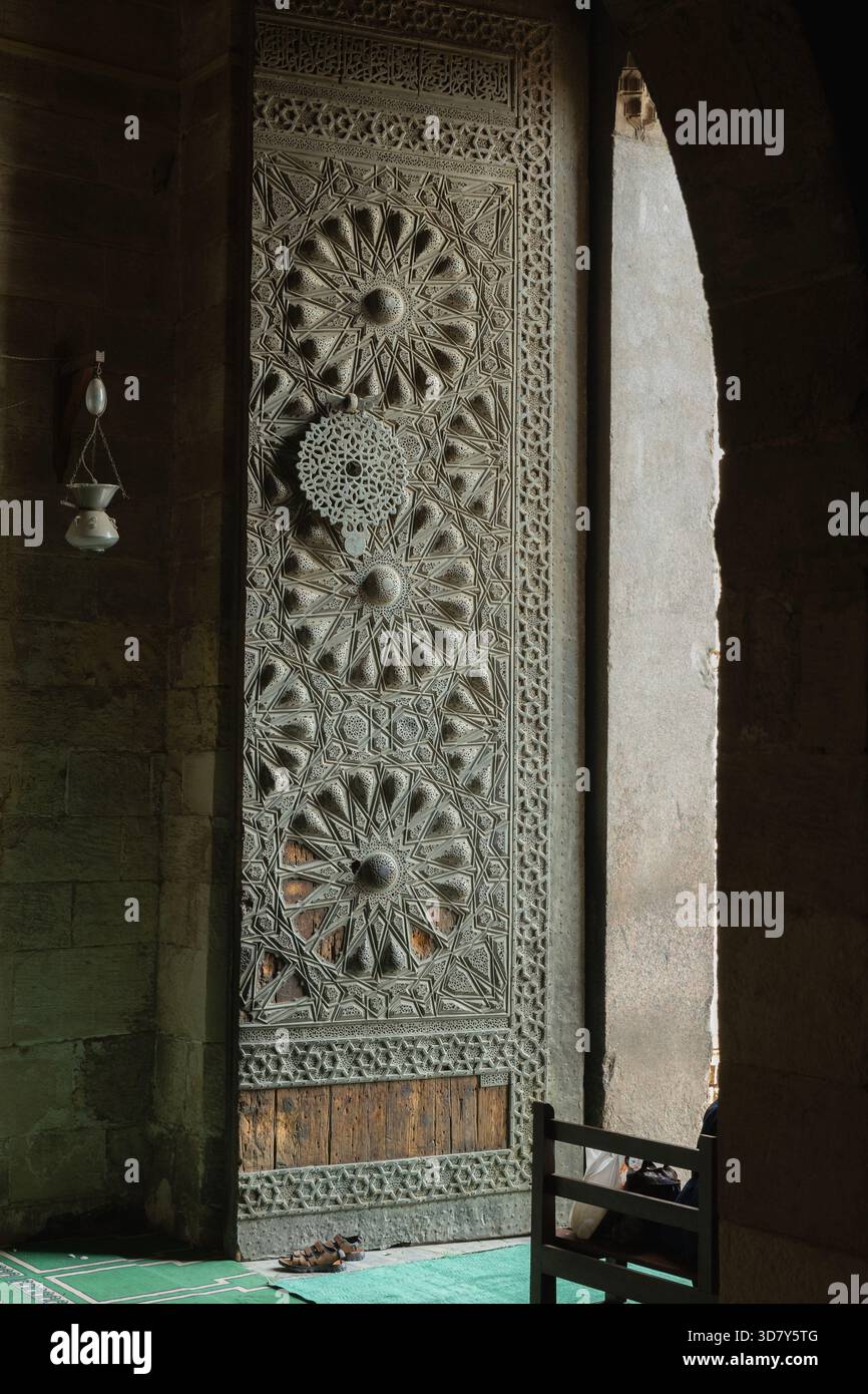 Una delle due intricate porte in ottone della moschea al Mu'ayyad Sheikh del XV secolo nella storica città del Cairo, in Egitto. Foto Stock
