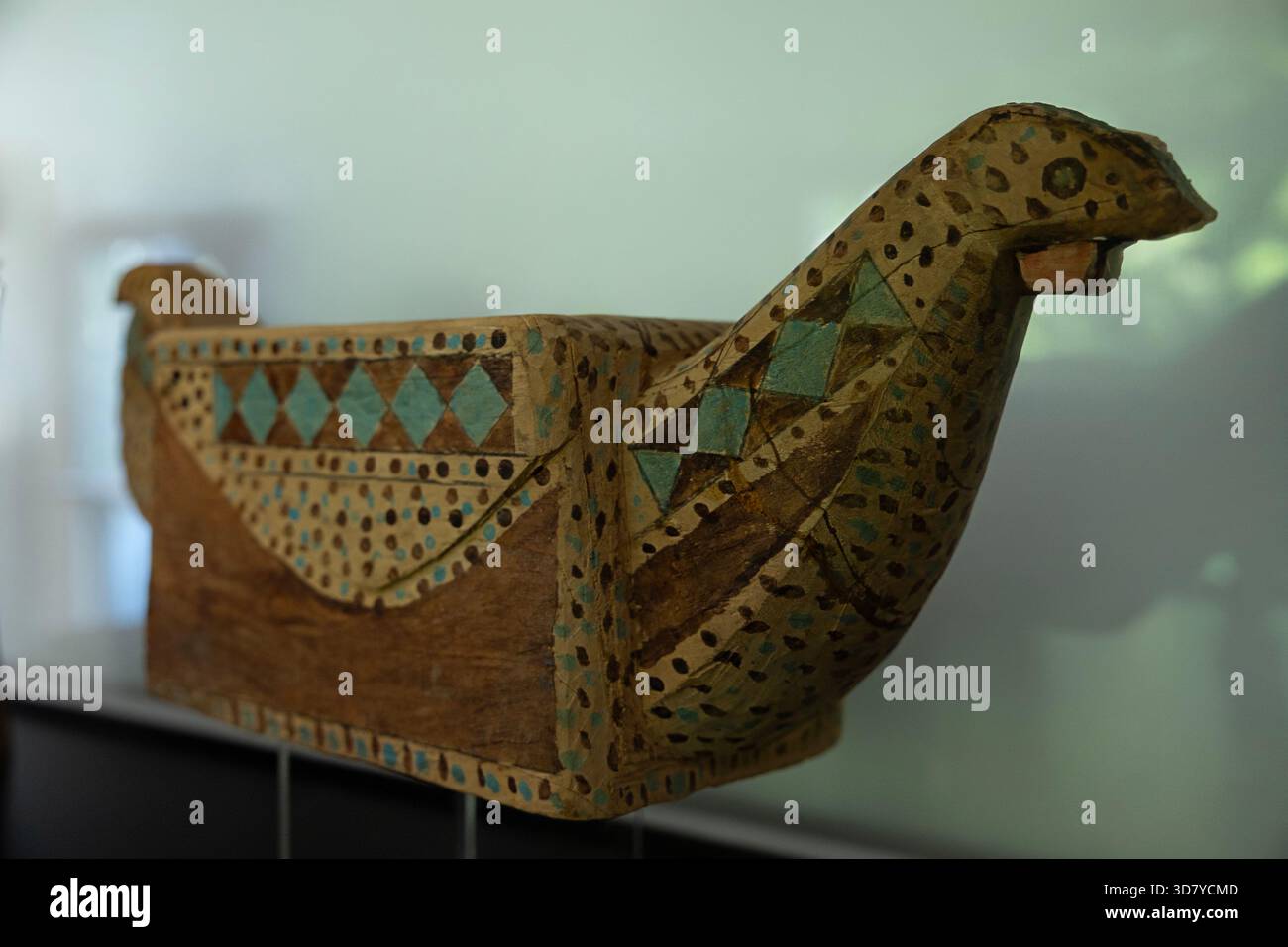 Una panchina zoomorfica in legno esposta al Museo culturale della Guyana francese di Cayenne, Guyana francese, un dipartimento della Francia in Sud America. Foto Stock