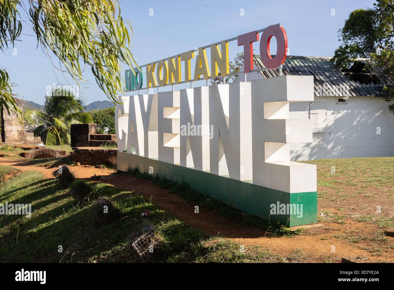 Il cartello "Benvenuti a Cayenne" 3D nella creola della Guiana francese in cima alla collina Cépérou a Cayenne, la città principale di questo dipartimento francese di S.America. Foto Stock
