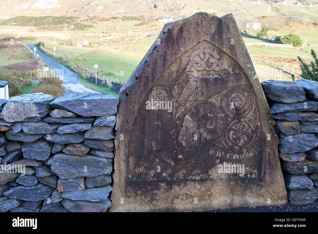 tir conaill stone festival 2015 la storia della glencolmcille scolpita da paul phaid cunningham in arenaria drumkeelan cashel glencolumbkille county don Foto Stock