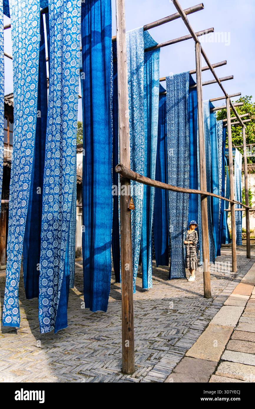 Stoffa tinta indaco appesa ad asciugare presso la Dyehouse di Hongyuantai. Il tessuto era un'industria tradizionale a Wuzhen, nella provincia di Zhejiang, in Cina. Foto Stock