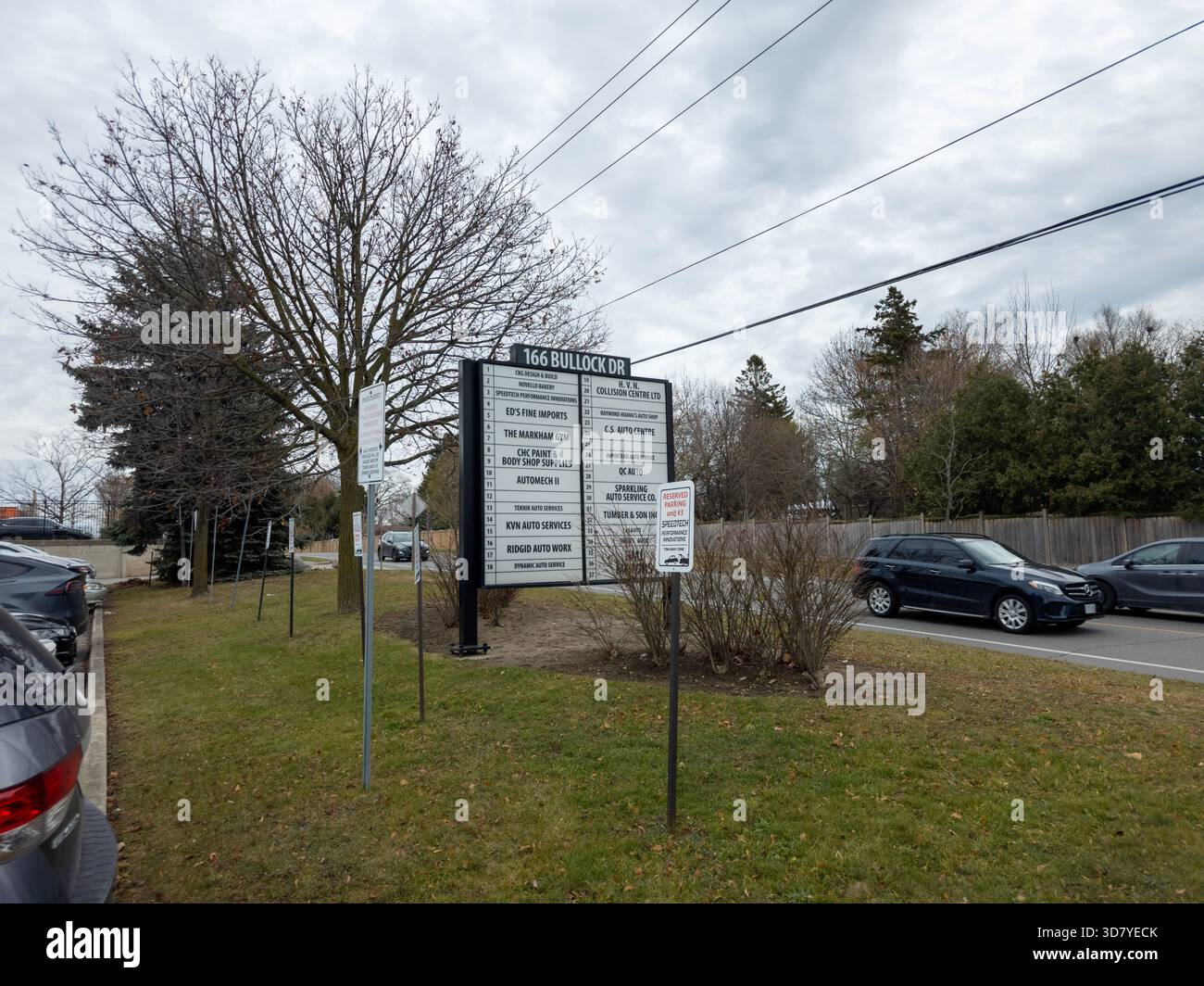 Cartello con l'indicazione dell'elenco delle aziende a bordo strada al numero 566 di Bullock Drive, che elenca gli uffici dentistici e ortodontici in Ontario - Immagine stock catturata con smartphone