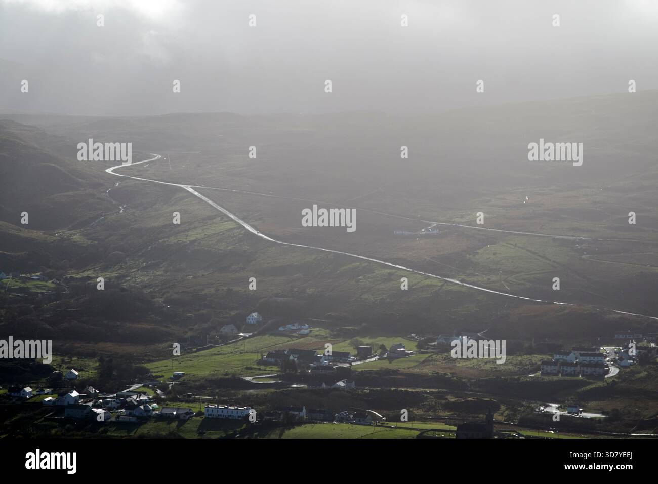 strada che scende dalla montagna in cashel glencolumbkille county donegal repubblica d'irlanda Foto Stock