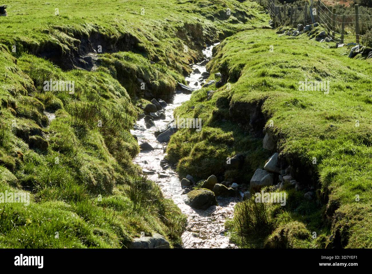 torrente di montagna che taglia la torbiera nella contea di cashel glencolumbkille donegal, repubblica d'irlanda Foto Stock