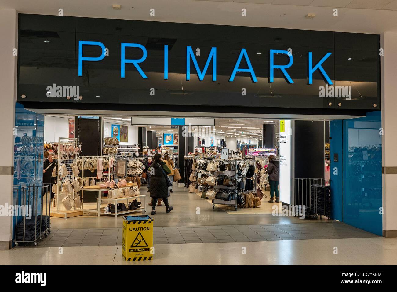 Catena di abbigliamento a prezzi scontati Primark e rivenditore. Logo e marchio Primark del rivenditore di articoli per la casa e abbigliamento scontati sopra l'ingresso anteriore. Foto Stock
