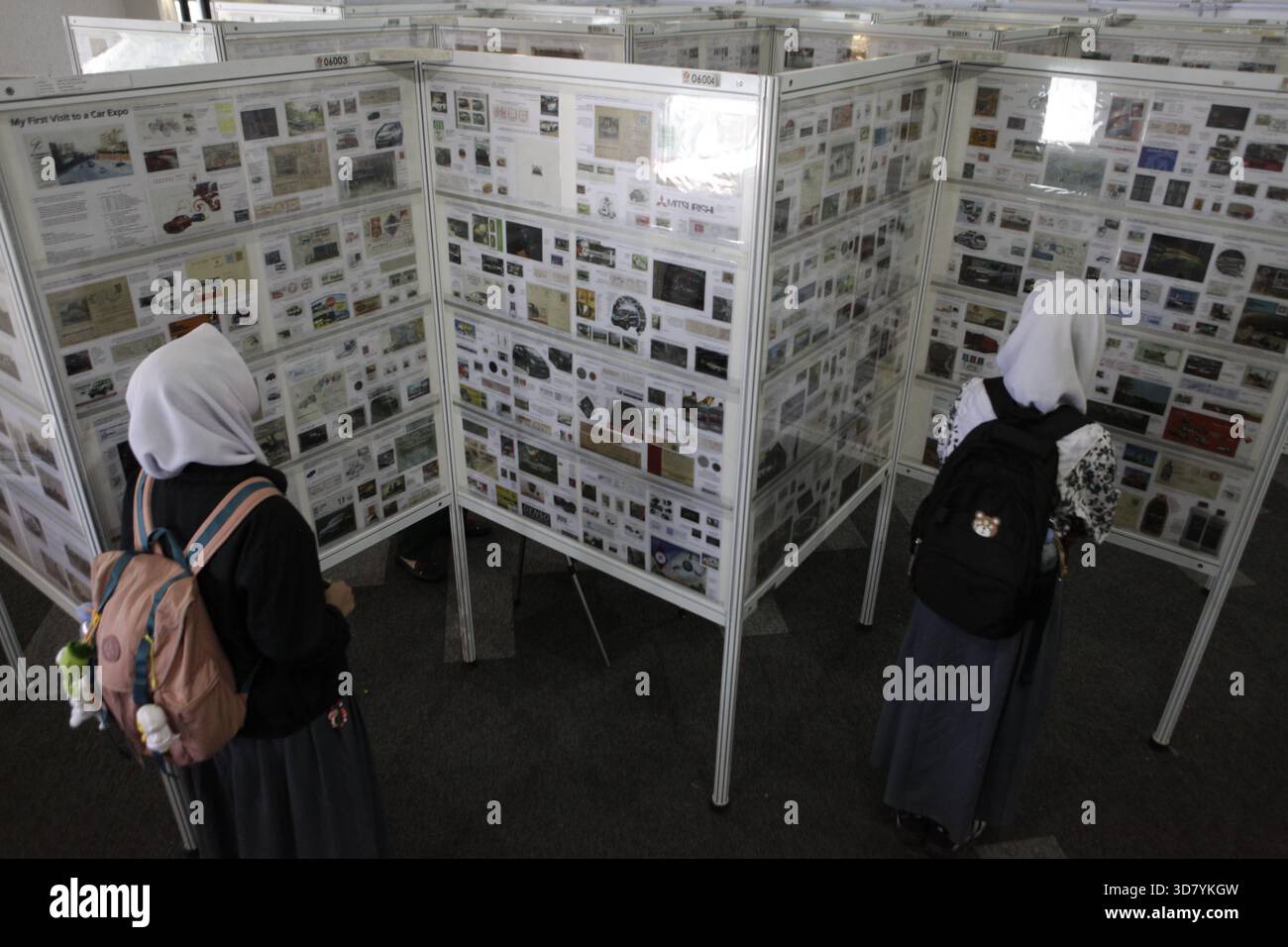 Bandung, Indonesia. 27 novembre 2025. Gli studenti delle scuole superiori osservano le collezioni storiche di francobolli esposte all'International Five Nations Philately Exhibition di Bandung, Indonesia. La mostra espone centinaia di francobolli e cartoline provenienti da cinque paesi del sud-est asiatico e funge da spazio di raccolta per i collezionisti. Presenta anche un viaggio attraverso la storia della comunicazione e la documentazione dell'identità nazionale attraverso gli oggetti postali. (Foto di Ardi Septian/NurPhoto) credito: NurPhoto SRL/Alamy Live News Foto Stock