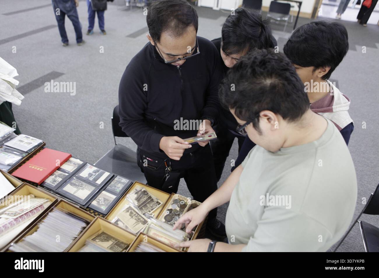 Bandung, Indonesia. 26 novembre 2025. I visitatori osservano le collezioni storiche di francobolli esposte all'International Five Nations Philately Exhibition a Bandung, Giava Occidentale, Indonesia, il 26 novembre 2025. La mostra espone centinaia di francobolli e cartoline provenienti da cinque paesi del sud-est asiatico e funge da spazio di raccolta per i collezionisti. Presenta anche un viaggio attraverso la storia della comunicazione e la documentazione dell'identità nazionale attraverso gli oggetti postali. (Foto di Ardi Septian/NurPhoto) credito: NurPhoto SRL/Alamy Live News Foto Stock