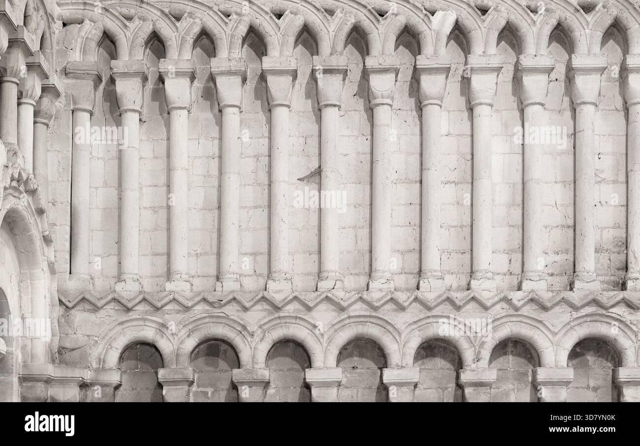 Colonne ad arco decorative su una parete nel transetto sud-occidentale della cattedrale di Ely, Inghilterra. Foto Stock