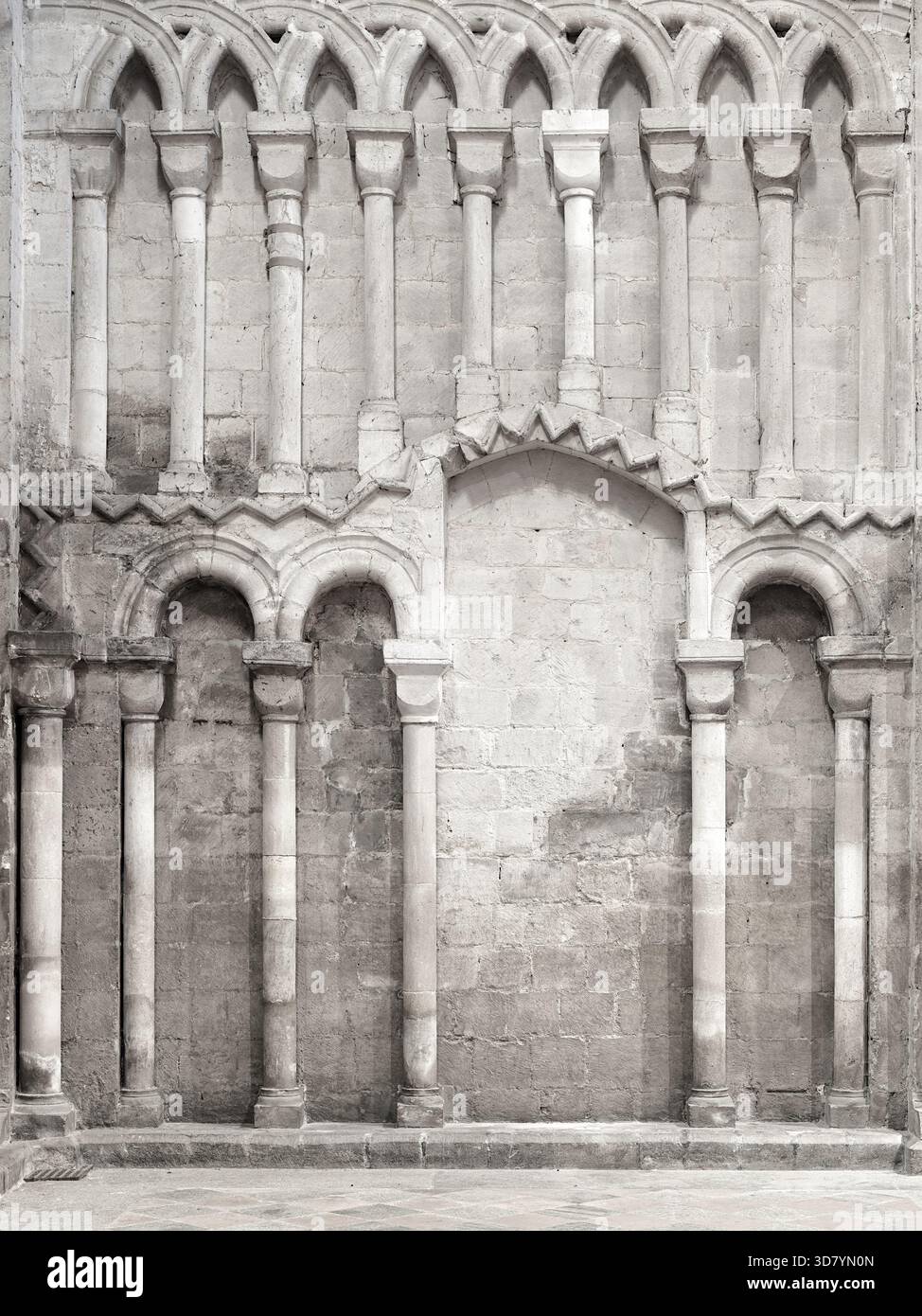 Colonne ad arco decorative su una parete nel transetto sud-occidentale della cattedrale di Ely, Inghilterra. Foto Stock