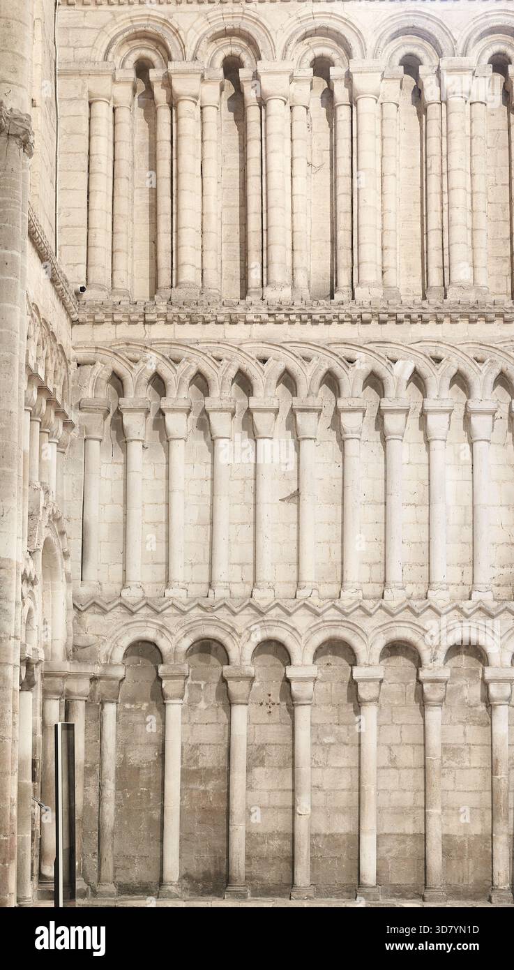 Colonne ad arco decorative su una parete nel transetto sud-occidentale della cattedrale di Ely, Inghilterra. Foto Stock