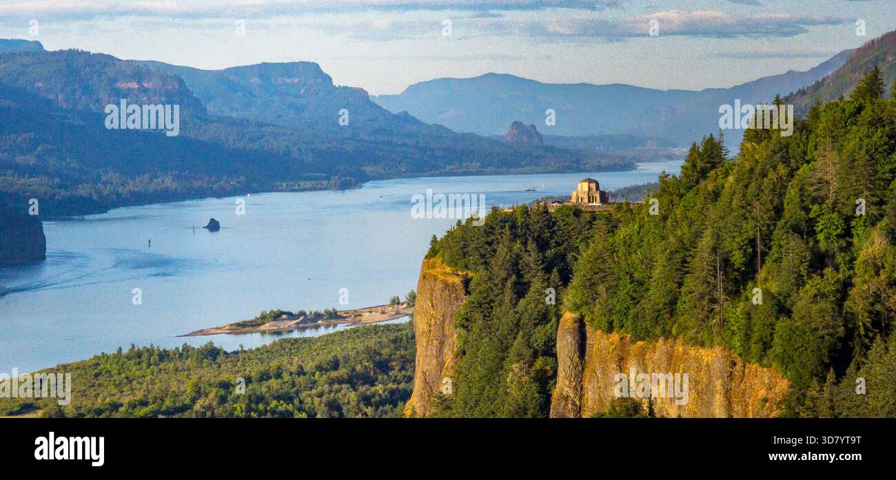 Paesaggio mozzafiato della gola del fiume Columbia, con la splendida Vista House a Crown Point, immersa nel verde lussureggiante. Foto Stock