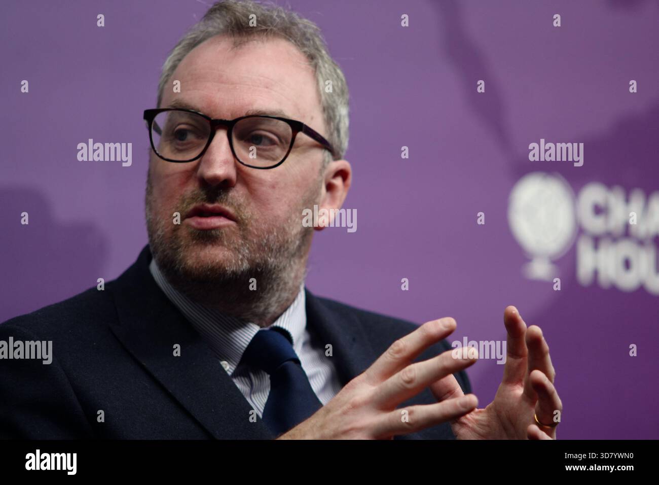 LONDRA, Regno Unito, 27 novembre 2025. Una discussione a Chatham House dal titolo "può il Regno Unito permettersi di combattere la guerra?" Con il generale Sir Richard Barrons, il professor Jamie Gaskarth, Deborah Haynes e Max Warner, concentrandosi su come la spesa di bilancio influisce sugli impegni della NATO, la modernizzazione militare e le minacce alla sicurezza emergenti. Crediti: Ian Bozic/Alamy Live News Foto Stock