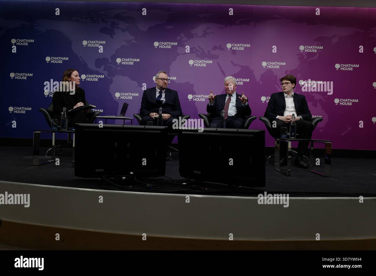 LONDRA, Regno Unito, 27 novembre 2025. Una discussione a Chatham House dal titolo "può il Regno Unito permettersi di combattere la guerra?" Con il generale Sir Richard Barrons, il professor Jamie Gaskarth, Deborah Haynes e Max Warner, concentrandosi su come la spesa di bilancio influisce sugli impegni della NATO, la modernizzazione militare e le minacce alla sicurezza emergenti. Crediti: Ian Bozic/Alamy Live News Foto Stock