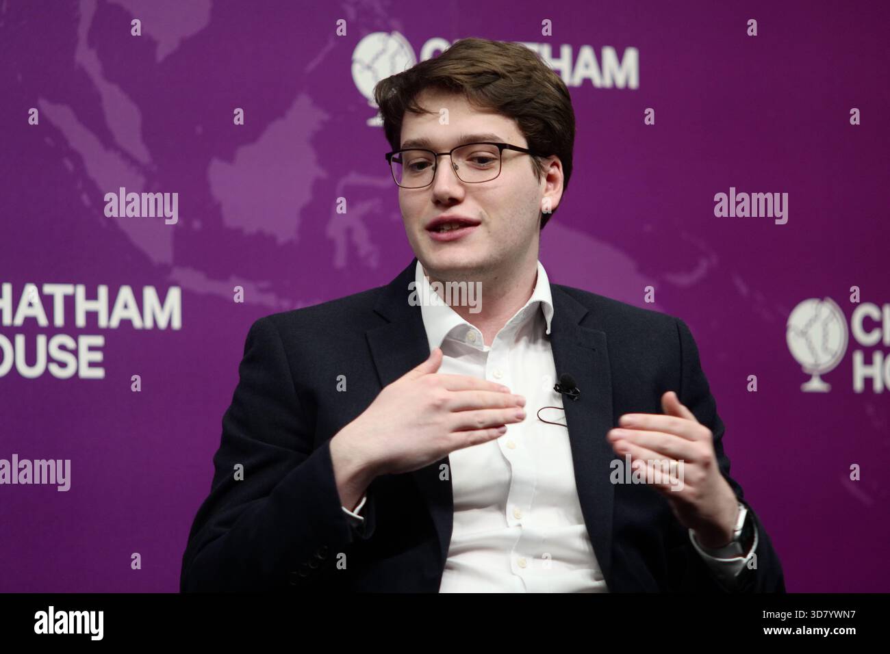 LONDRA, Regno Unito, 27 novembre 2025. Una discussione a Chatham House dal titolo "può il Regno Unito permettersi di combattere la guerra?" Con il generale Sir Richard Barrons, il professor Jamie Gaskarth, Deborah Haynes e Max Warner, concentrandosi su come la spesa di bilancio influisce sugli impegni della NATO, la modernizzazione militare e le minacce alla sicurezza emergenti. Crediti: Ian Bozic/Alamy Live News Foto Stock