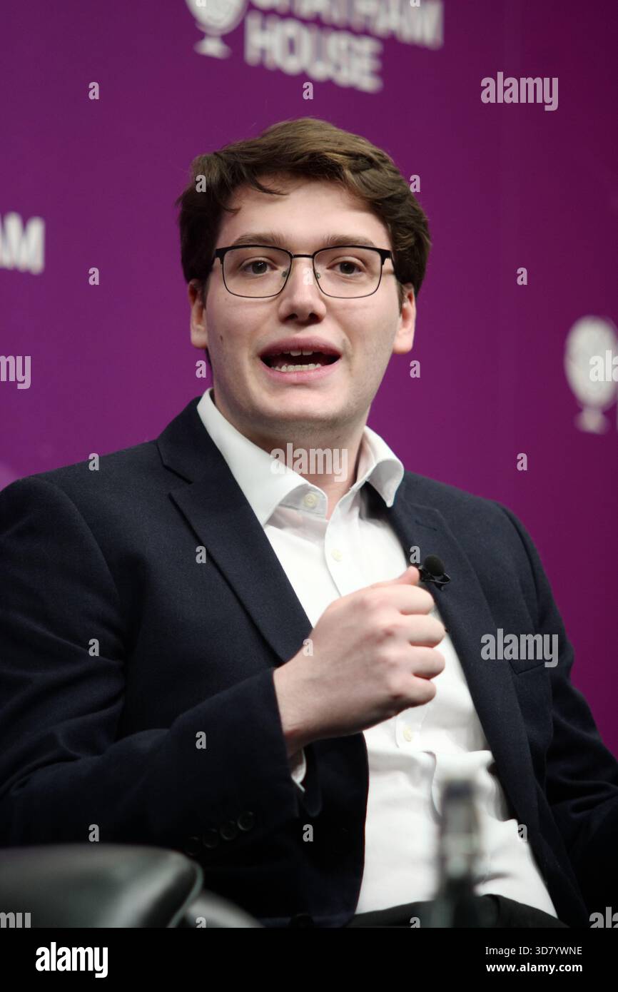 LONDRA, Regno Unito, 27 novembre 2025. Una discussione a Chatham House dal titolo "può il Regno Unito permettersi di combattere la guerra?" Con il generale Sir Richard Barrons, il professor Jamie Gaskarth, Deborah Haynes e Max Warner, concentrandosi su come la spesa di bilancio influisce sugli impegni della NATO, la modernizzazione militare e le minacce alla sicurezza emergenti. Crediti: Ian Bozic/Alamy Live News Foto Stock