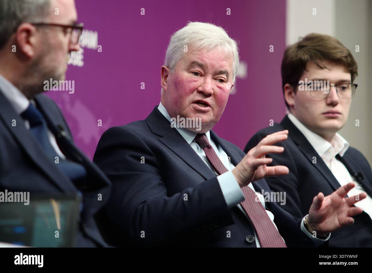 LONDRA, Regno Unito, 27 novembre 2025. Una discussione a Chatham House dal titolo "può il Regno Unito permettersi di combattere la guerra?" Con il generale Sir Richard Barrons, il professor Jamie Gaskarth, Deborah Haynes e Max Warner, concentrandosi su come la spesa di bilancio influisce sugli impegni della NATO, la modernizzazione militare e le minacce alla sicurezza emergenti. Crediti: Ian Bozic/Alamy Live News Foto Stock