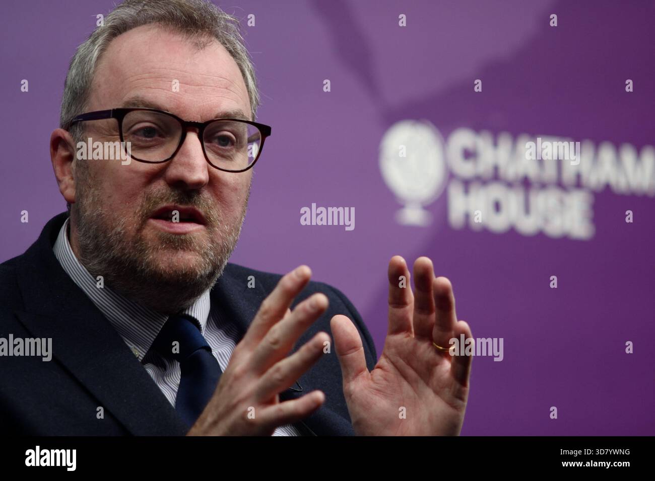 LONDRA, Regno Unito, 27 novembre 2025. Una discussione a Chatham House dal titolo "può il Regno Unito permettersi di combattere la guerra?" Con il generale Sir Richard Barrons, il professor Jamie Gaskarth, Deborah Haynes e Max Warner, concentrandosi su come la spesa di bilancio influisce sugli impegni della NATO, la modernizzazione militare e le minacce alla sicurezza emergenti. Crediti: Ian Bozic/Alamy Live News Foto Stock