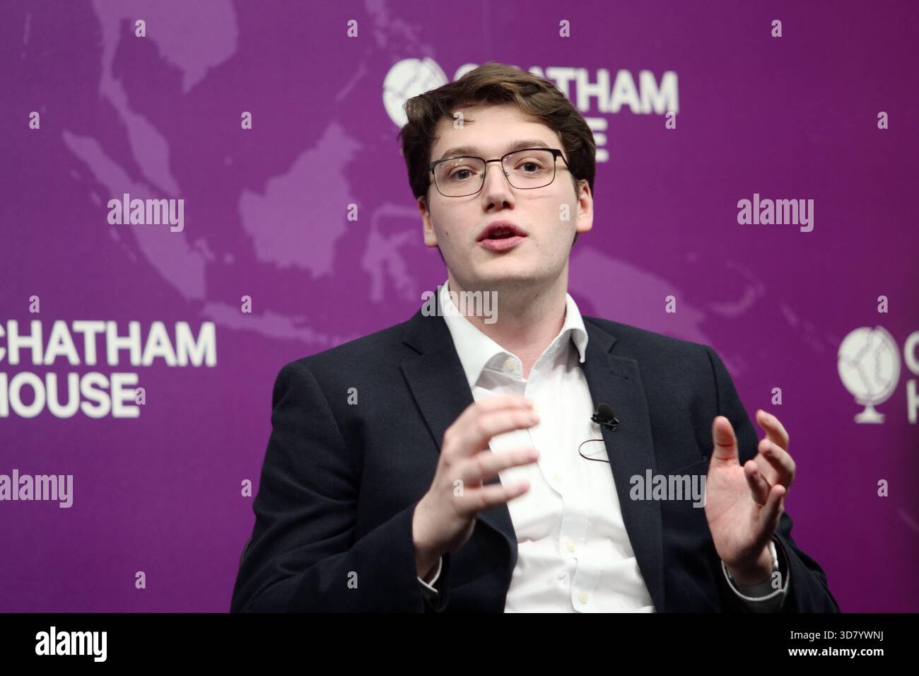 LONDRA, Regno Unito, 27 novembre 2025. Una discussione a Chatham House dal titolo "può il Regno Unito permettersi di combattere la guerra?" Con il generale Sir Richard Barrons, il professor Jamie Gaskarth, Deborah Haynes e Max Warner, concentrandosi su come la spesa di bilancio influisce sugli impegni della NATO, la modernizzazione militare e le minacce alla sicurezza emergenti. Crediti: Ian Bozic/Alamy Live News Foto Stock