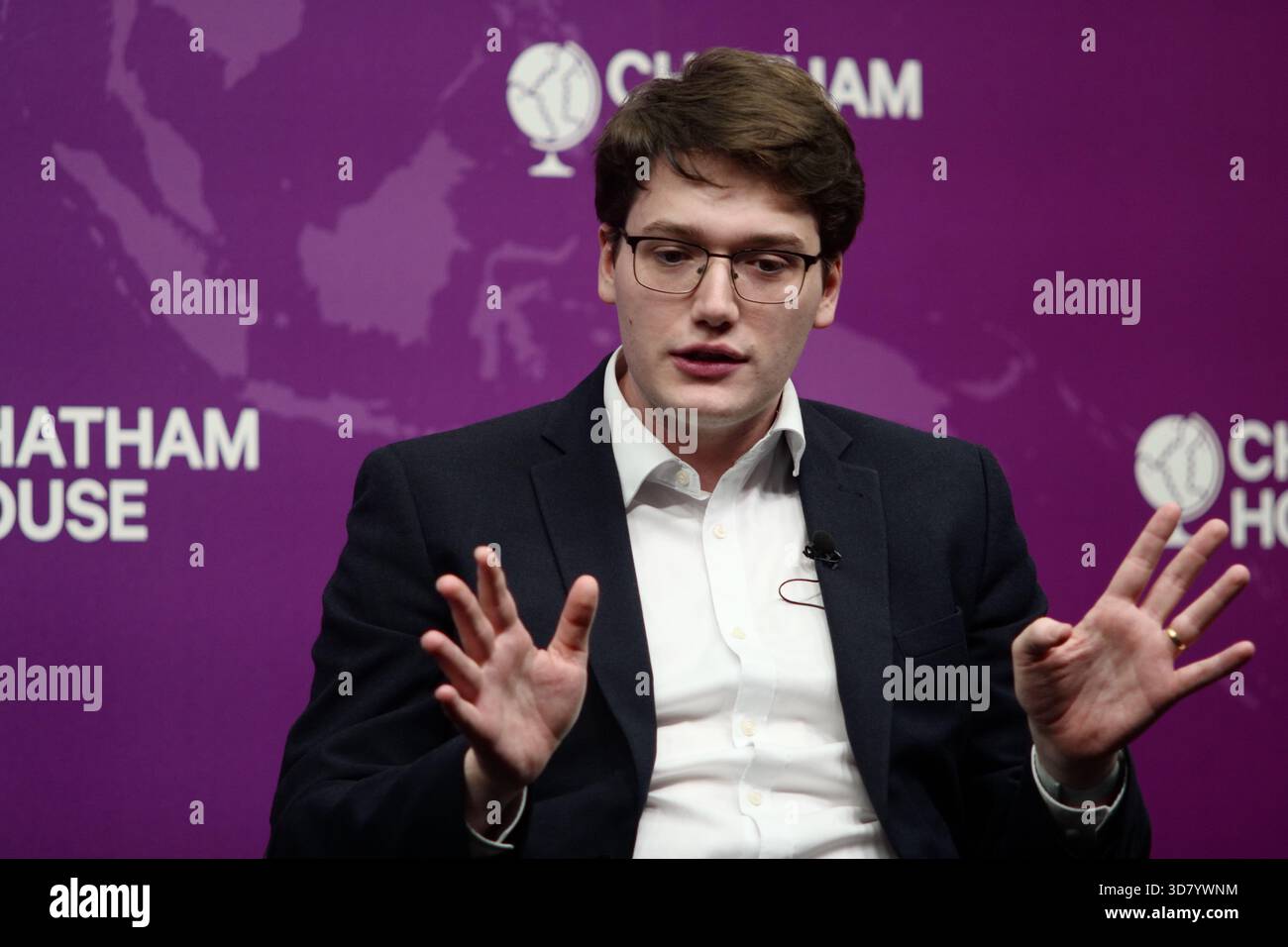 LONDRA, Regno Unito, 27 novembre 2025. Una discussione a Chatham House dal titolo "può il Regno Unito permettersi di combattere la guerra?" Con il generale Sir Richard Barrons, il professor Jamie Gaskarth, Deborah Haynes e Max Warner, concentrandosi su come la spesa di bilancio influisce sugli impegni della NATO, la modernizzazione militare e le minacce alla sicurezza emergenti. Crediti: Ian Bozic/Alamy Live News Foto Stock