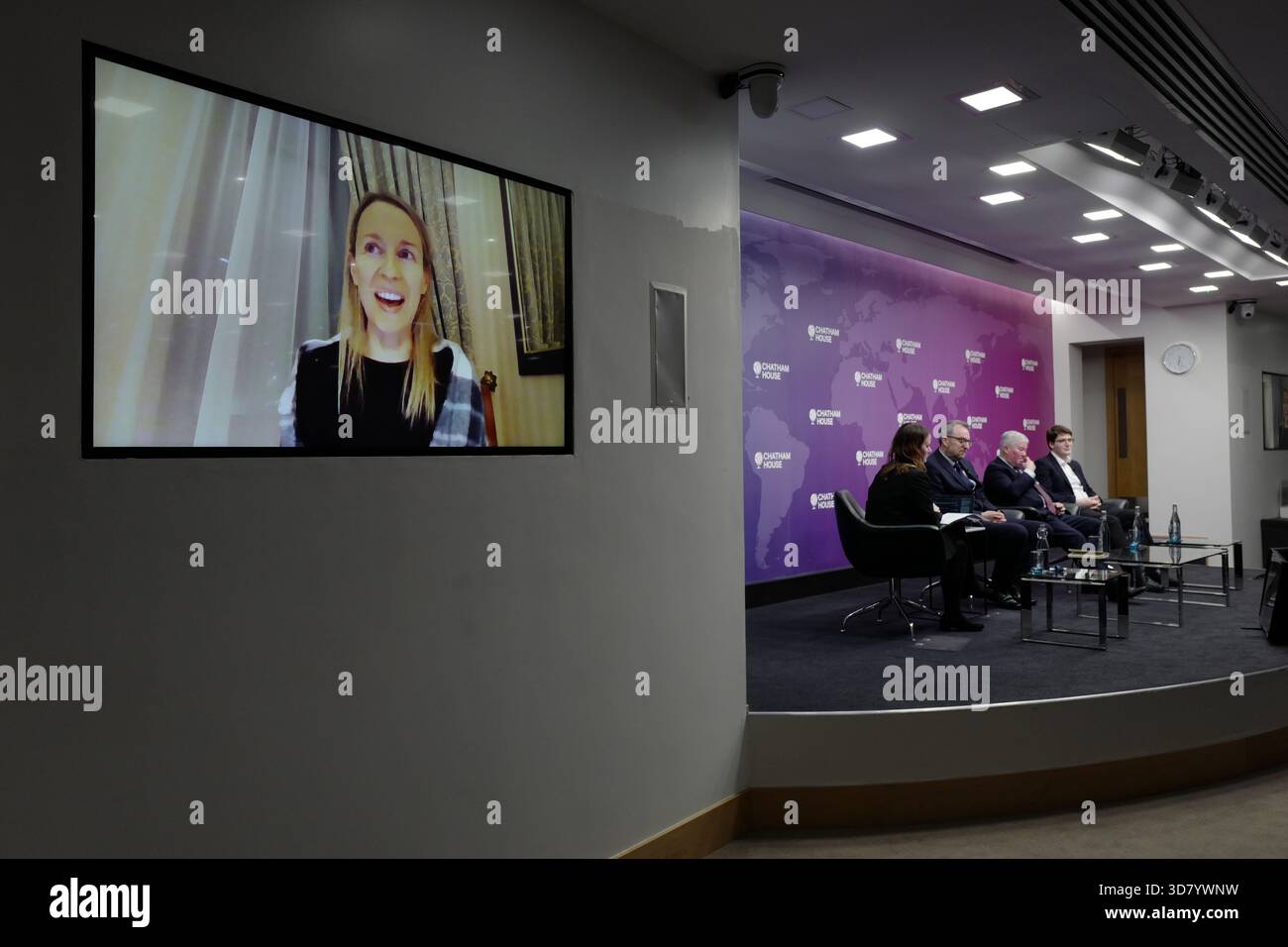 LONDRA, Regno Unito, 27 novembre 2025. Una discussione a Chatham House dal titolo "può il Regno Unito permettersi di combattere la guerra?" Con il generale Sir Richard Barrons, il professor Jamie Gaskarth, Deborah Haynes e Max Warner, concentrandosi su come la spesa di bilancio influisce sugli impegni della NATO, la modernizzazione militare e le minacce alla sicurezza emergenti. Crediti: Ian Bozic/Alamy Live News Foto Stock